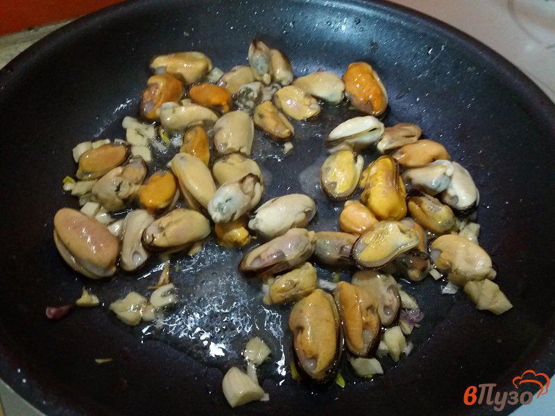 Фото приготовление рецепта: Мидии в сливочно-чесночном соусе шаг №4