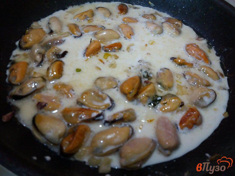 Фото приготовление рецепта: Мидии в сливочно-чесночном соусе шаг №6