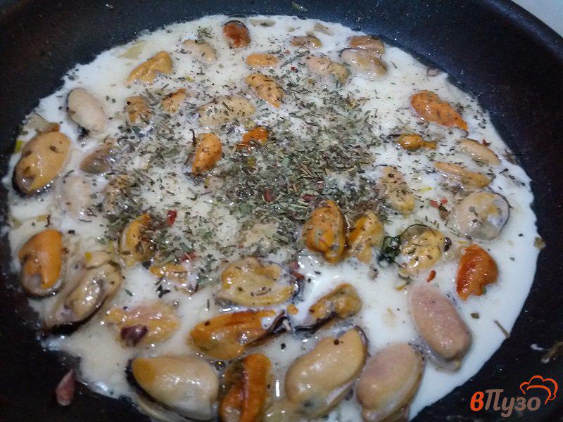 Фото приготовление рецепта: Мидии в сливочно-чесночном соусе шаг №7