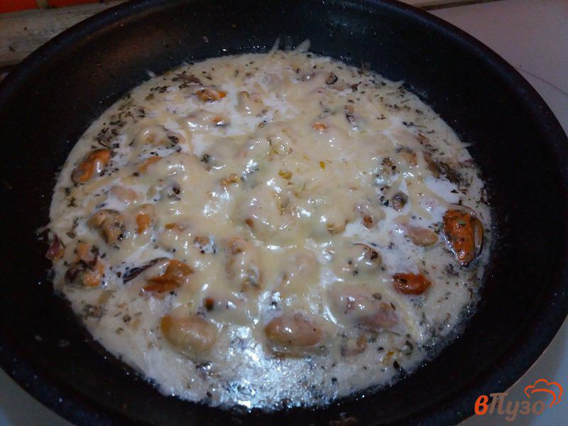 Фото приготовление рецепта: Мидии в сливочно-чесночном соусе шаг №9