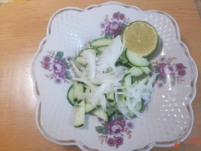 Фото приготовление рецепта: Салат из овощей с маслинами и фетой шаг №2