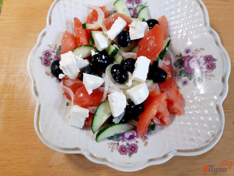 Фото приготовление рецепта: Салат из овощей с маслинами и фетой шаг №5