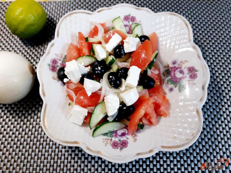 Фото приготовление рецепта: Салат из овощей с маслинами и фетой шаг №6