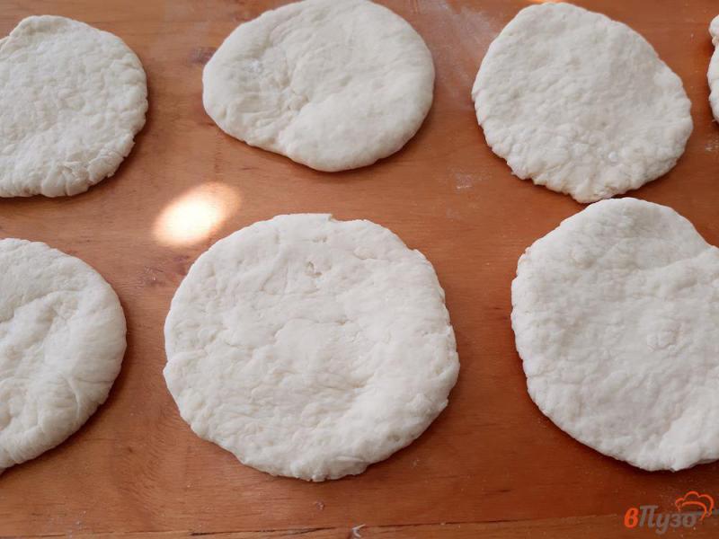Фото приготовление рецепта: Пирожки дрожжевые жареные с капустой шаг №11