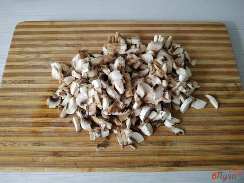 Фото приготовление рецепта: Пельмени с курицей и грибами шаг №4