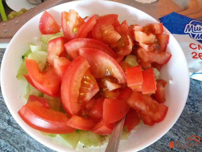 Фото приготовление рецепта: Овощной салат с творогом и зеленым луком шаг №4