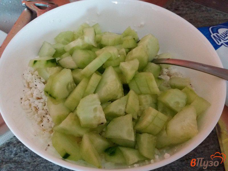 Фото приготовление рецепта: Овощной салат с творогом и зеленым луком шаг №3
