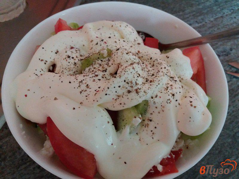 Фото приготовление рецепта: Овощной салат с творогом и зеленым луком шаг №5