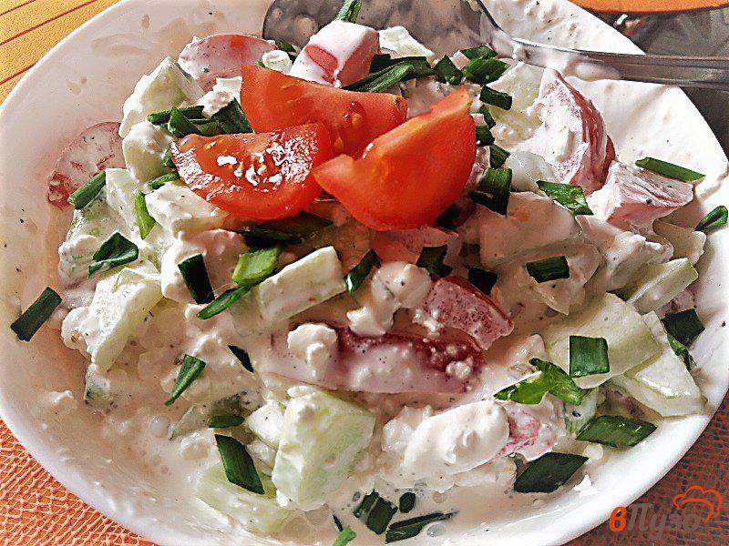 Фото приготовление рецепта: Овощной салат с творогом и зеленым луком шаг №7