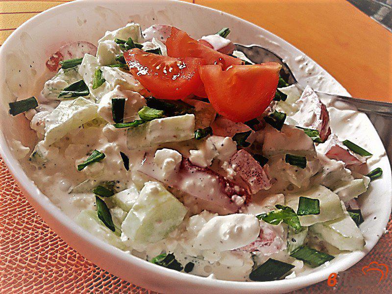 Фото приготовление рецепта: Овощной салат с творогом и зеленым луком шаг №8