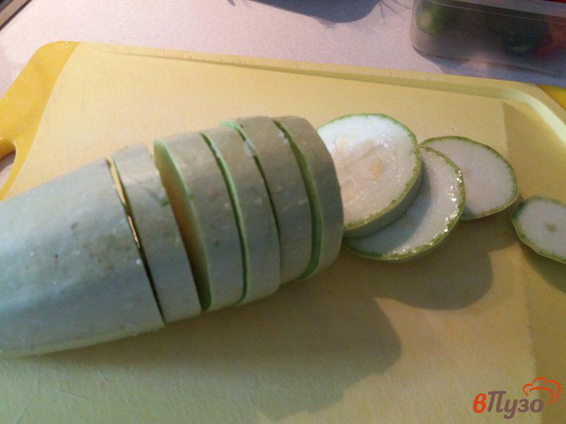 Фото приготовление рецепта: Жаренные кабачки с чесноком и любистоком шаг №1