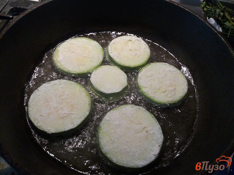 Фото приготовление рецепта: Жаренные кабачки с чесноком и любистоком шаг №3