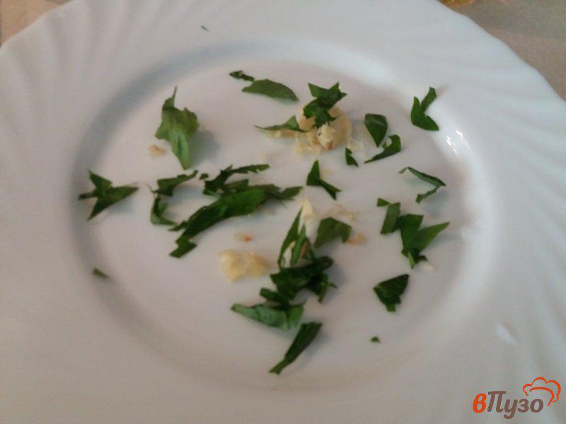 Фото приготовление рецепта: Жаренные кабачки с чесноком и любистоком шаг №7