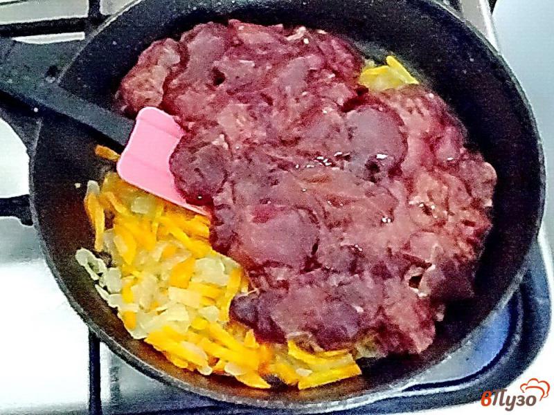 Фото приготовление рецепта: Рис с куриной печенью на сковороде шаг №3