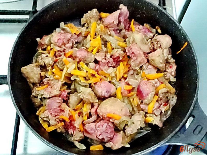 Фото приготовление рецепта: Рис с куриной печенью на сковороде шаг №4