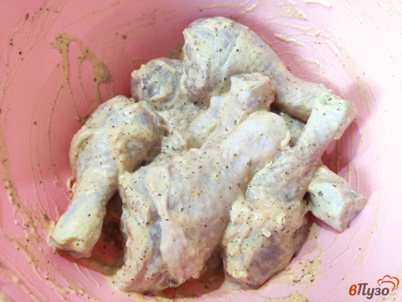 Фото приготовление рецепта: Куриные голени с картофелем запечённые с майонезом шаг №2