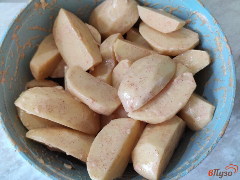 Фото приготовление рецепта: Куриные голени с картофелем запечённые с майонезом шаг №5