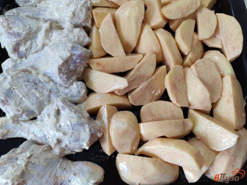 Фото приготовление рецепта: Куриные голени с картофелем запечённые с майонезом шаг №6