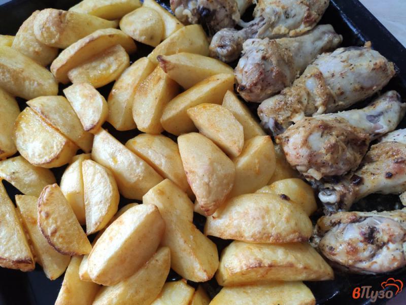 Фото приготовление рецепта: Куриные голени с картофелем запечённые с майонезом шаг №7