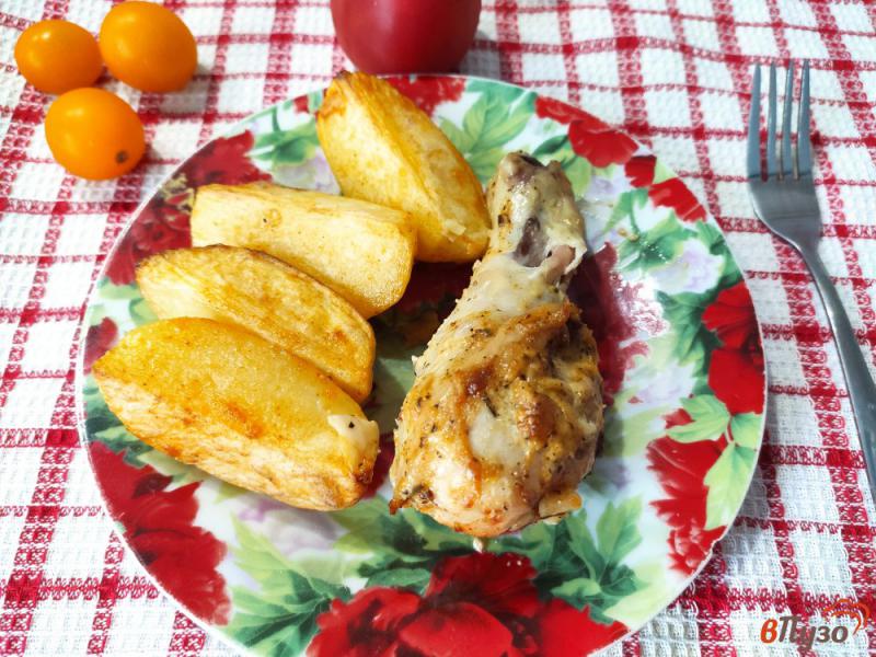 Фото приготовление рецепта: Куриные голени с картофелем запечённые с майонезом шаг №8
