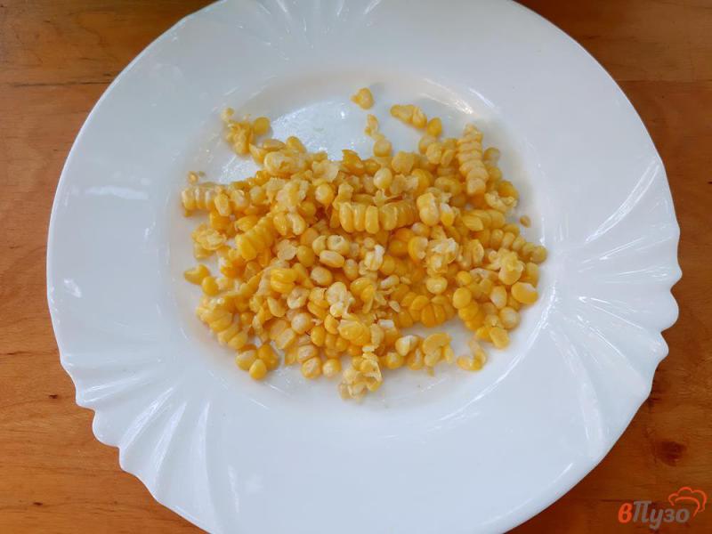 Фото приготовление рецепта: Салат из морских гребешков с кукурузой шаг №2