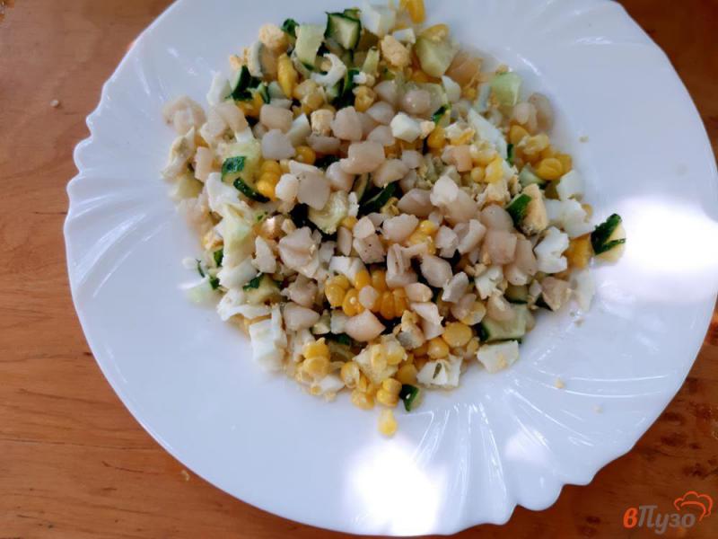 Фото приготовление рецепта: Салат из морских гребешков с кукурузой шаг №6