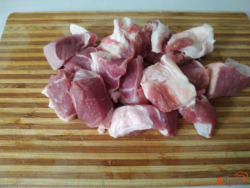 Фото приготовление рецепта: Свинина тушёная с луком в соусе сацебели шаг №1