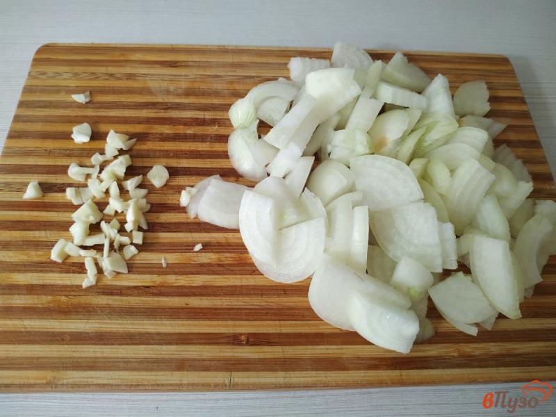 Фото приготовление рецепта: Свинина тушёная с луком в соусе сацебели шаг №3