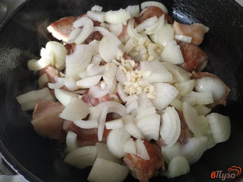 Фото приготовление рецепта: Свинина тушёная с луком в соусе сацебели шаг №4