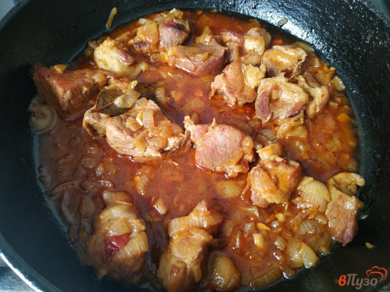 Фото приготовление рецепта: Свинина тушёная с луком в соусе сацебели шаг №6