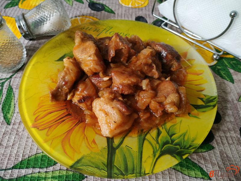 Фото приготовление рецепта: Свинина тушёная с луком в соусе сацебели шаг №7