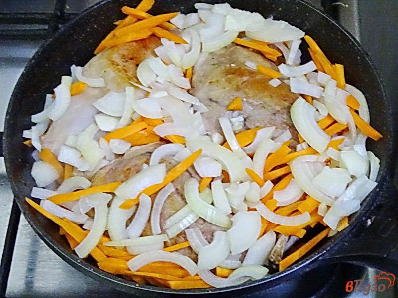 Фото приготовление рецепта: Кролик тушеный с картофелем и сметаной шаг №4