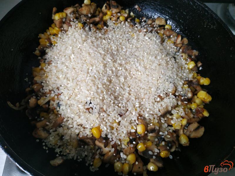 Фото приготовление рецепта: Рис с грибами и кукурузой шаг №6