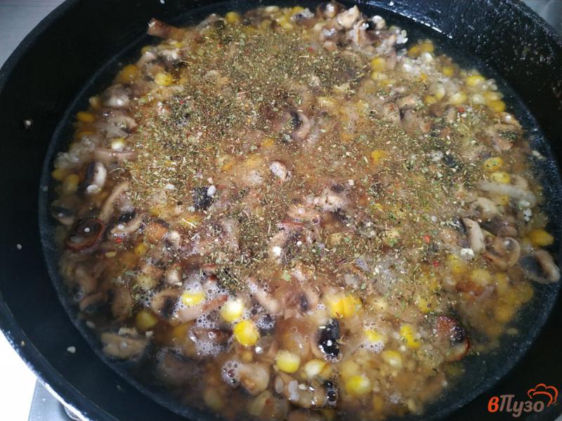 Фото приготовление рецепта: Рис с грибами и кукурузой шаг №7