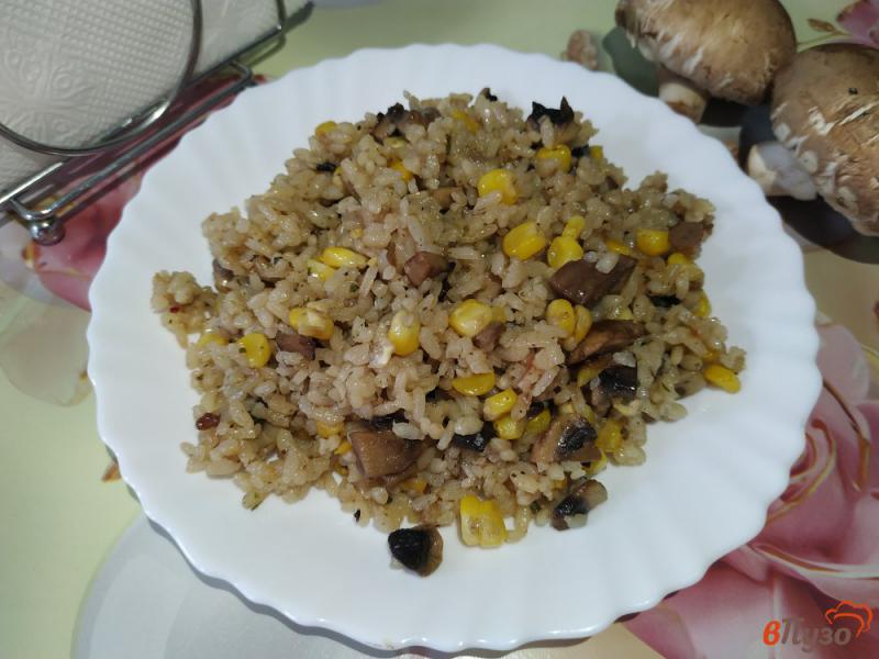 Фото приготовление рецепта: Рис с грибами и кукурузой шаг №9
