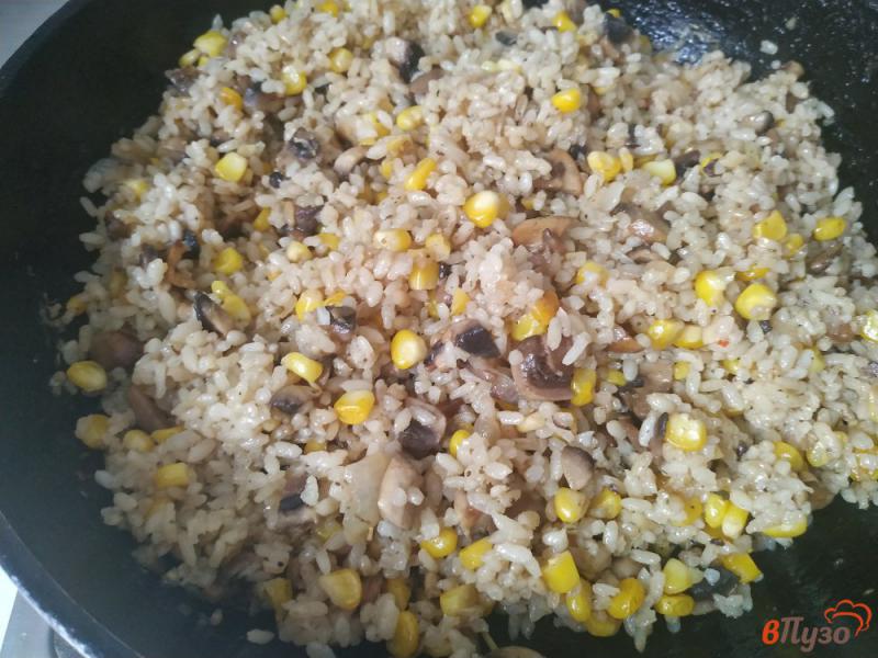 Фото приготовление рецепта: Рис с грибами и кукурузой шаг №8