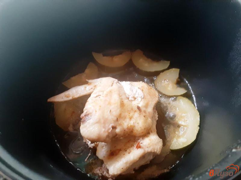Фото приготовление рецепта: Курица тушеная с цукини шаг №6