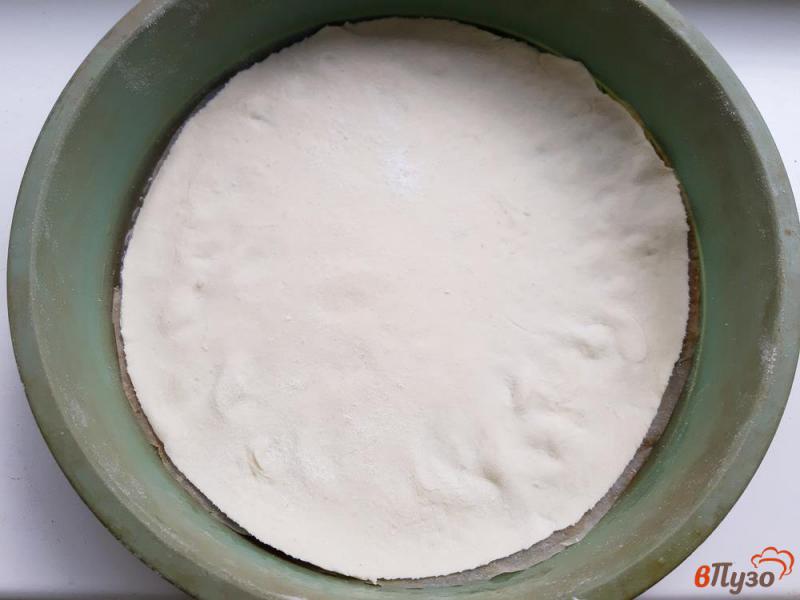 Фото приготовление рецепта: Пирог слоеный с клубникой и кремом филадельфия шаг №4