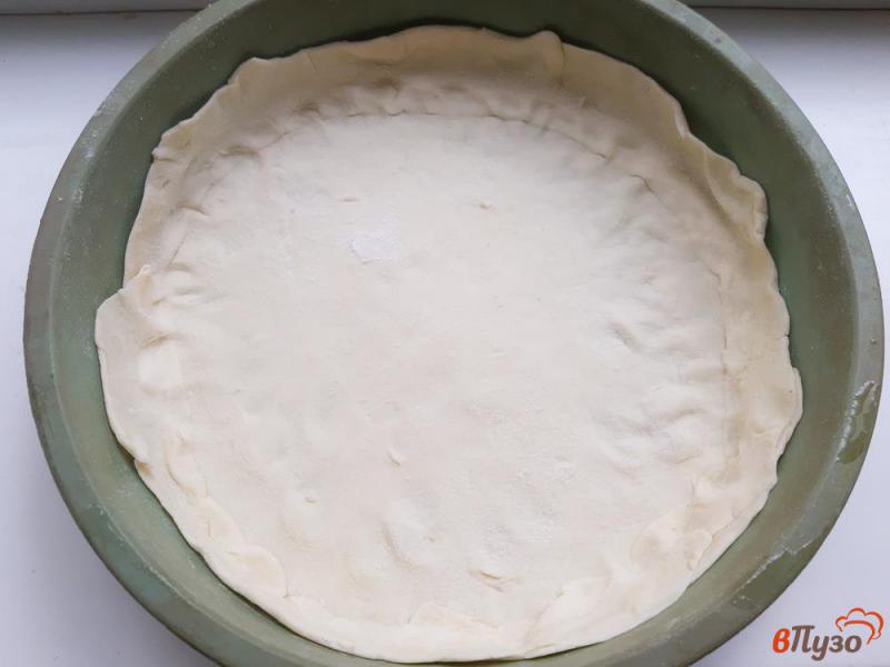 Фото приготовление рецепта: Пирог слоеный с клубникой и кремом филадельфия шаг №5
