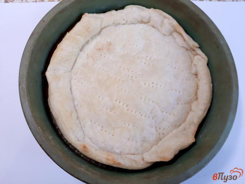 Фото приготовление рецепта: Пирог слоеный с клубникой и кремом филадельфия шаг №7