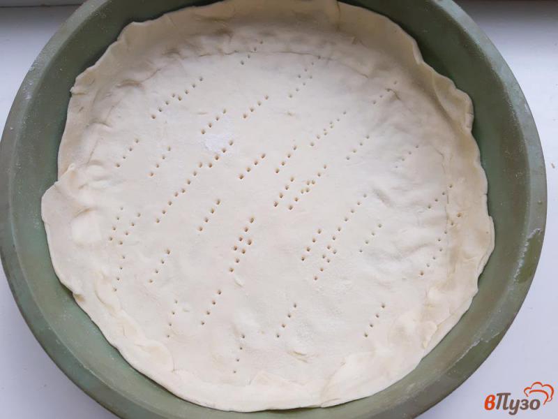 Фото приготовление рецепта: Пирог слоеный с клубникой и кремом филадельфия шаг №6