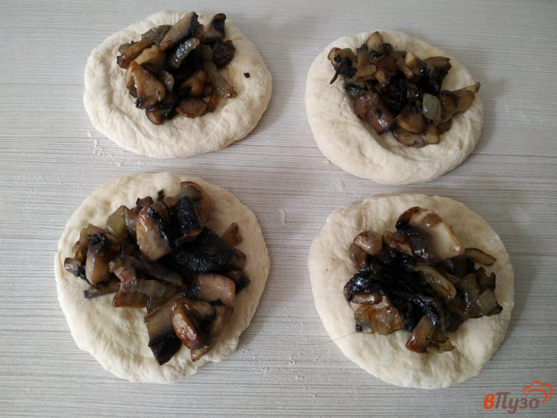 Фото приготовление рецепта: Жареные пирожки с грибами шаг №9