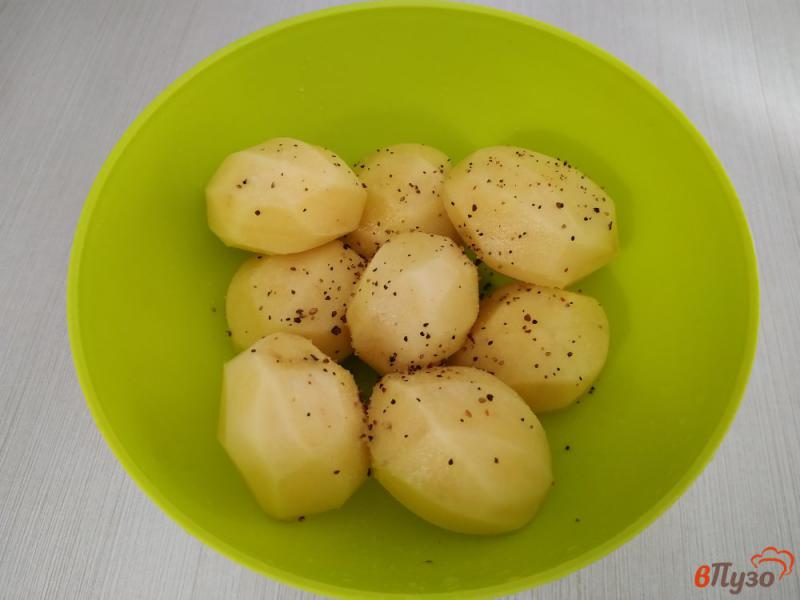 Фото приготовление рецепта: Молодой картофель запеченный под сырной корочкой шаг №2
