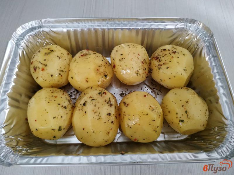 Фото приготовление рецепта: Молодой картофель запеченный под сырной корочкой шаг №4