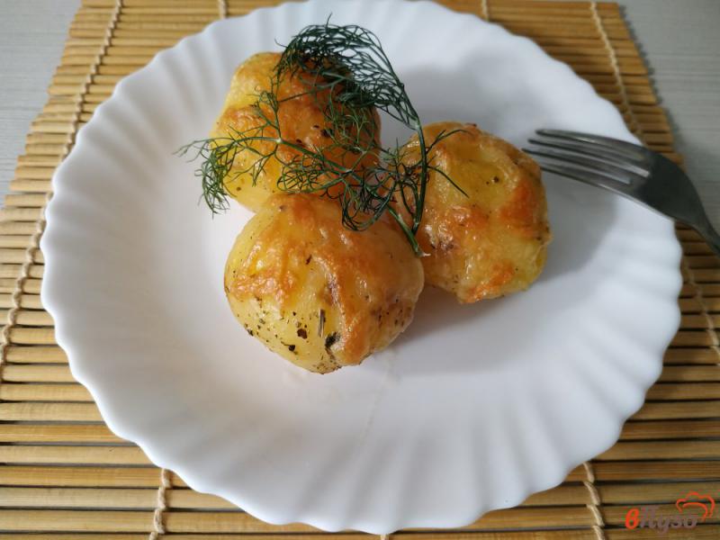 Фото приготовление рецепта: Молодой картофель запеченный под сырной корочкой шаг №9