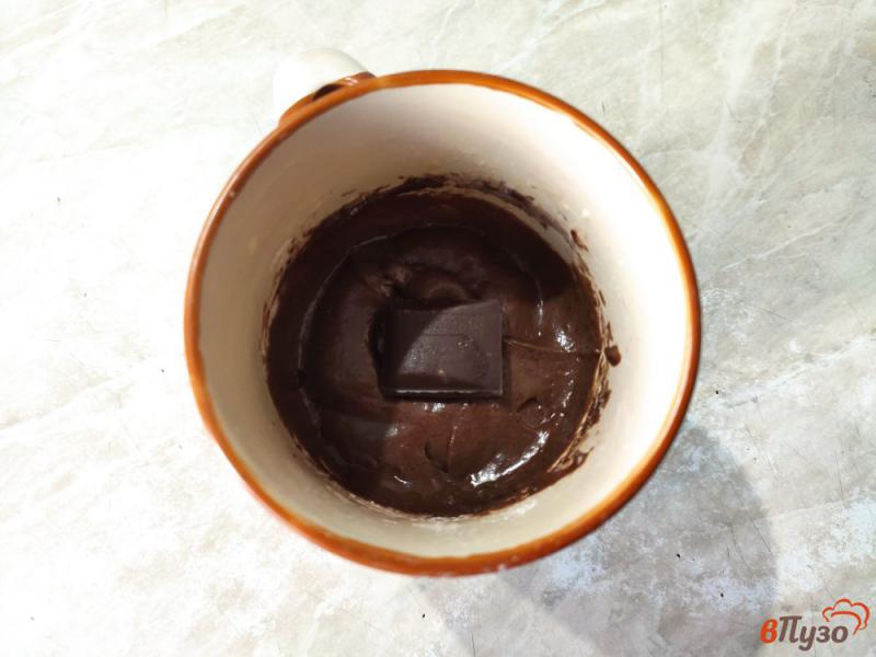Фото приготовление рецепта: Шоколадный кекс на ряженке в микроволновке шаг №5