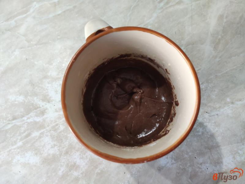 Фото приготовление рецепта: Шоколадный кекс на ряженке в микроволновке шаг №4