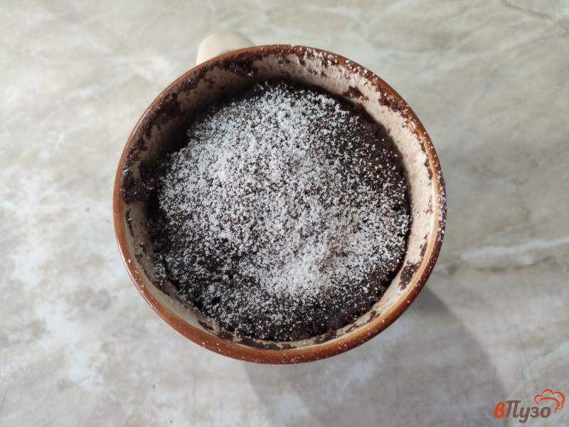 Фото приготовление рецепта: Шоколадный кекс на ряженке в микроволновке шаг №7
