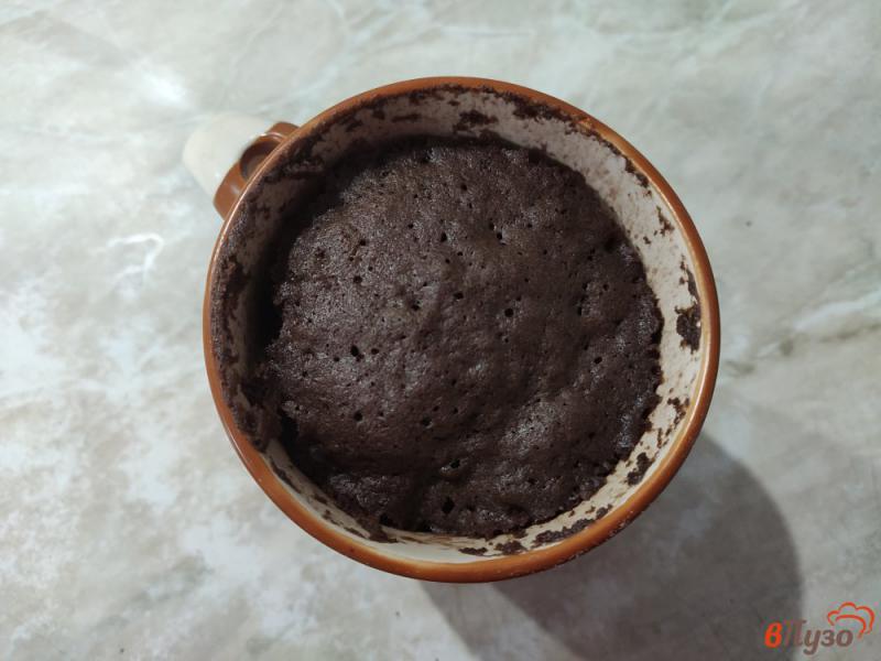Фото приготовление рецепта: Шоколадный кекс на ряженке в микроволновке шаг №6