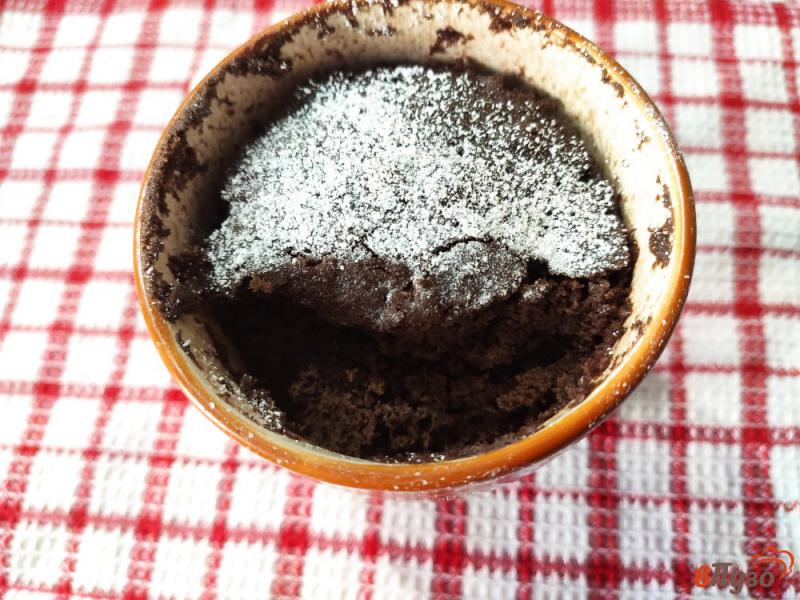 Фото приготовление рецепта: Шоколадный кекс на ряженке в микроволновке шаг №8